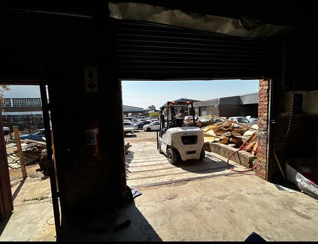 700M² WAREHOUSE TO LET IN KEW